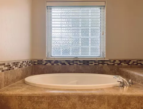 Bath - 3113 E Beech Ct, Visalia, CA 93292 photo 5 of 10