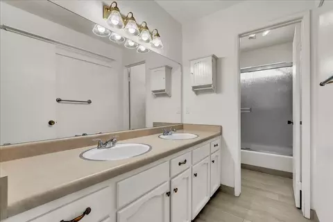 Bath - 803 N B St, Exeter, CA 93221 photo 3 of 4