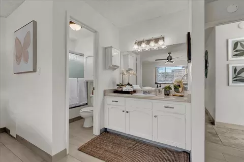 Bath - 803 N B St, Exeter, CA 93221 photo 2 of 4