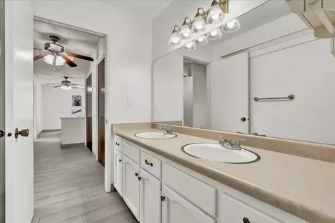 Bath - 803 N B St, Exeter, CA 93221 photo 4 of 4