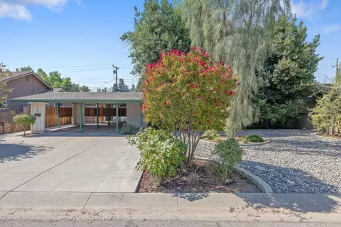 945 W Howard Ave, Visalia, CA 93277
