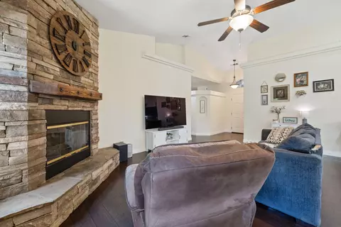 2338 Evergreen Ave, Visalia, CA 93292 photo 8