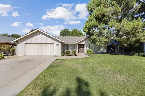 1449 N Newton Dr, Dinuba, CA 93618
