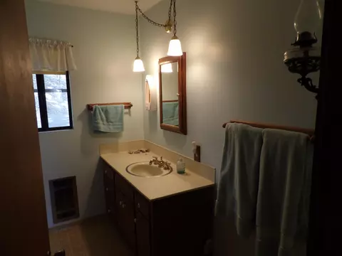 Bath - 52925 Hogback Rd, Miramonte, CA 93641 photo 2 of 3