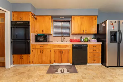 Kitchen - 23471 Ave 192, Strathmore, CA 93267 photo 3 of 3