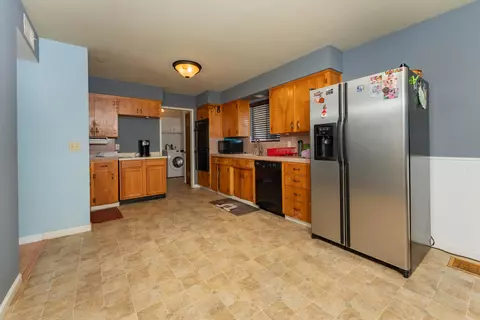 Kitchen - 23471 Ave 192, Strathmore, CA 93267 photo 1 of 3