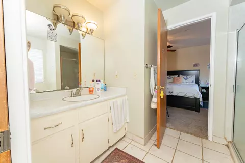 Bath - 23471 Ave 192, Strathmore, CA 93267 photo 1 of 3