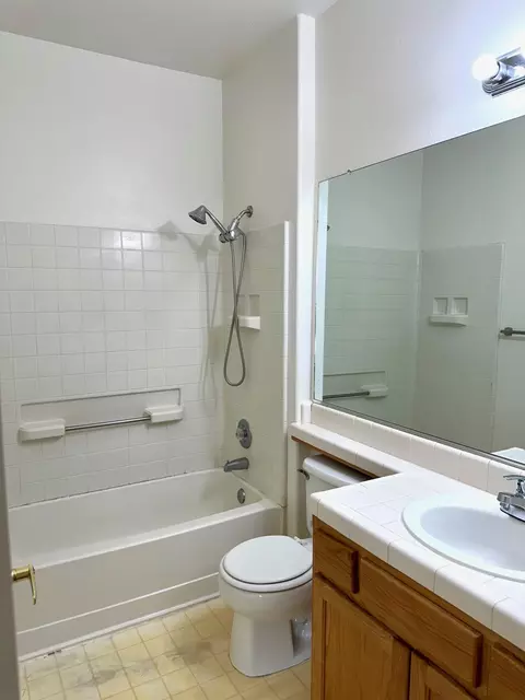 Bath - 621 Retreat Way, Lemoore, CA 93245 photo 1 of 3