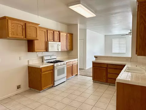 Kitchen - 621 Retreat Way, Lemoore, CA 93245 photo 3 of 4