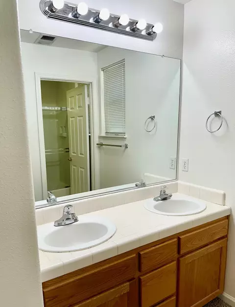 Bath - 621 Retreat Way, Lemoore, CA 93245 photo 2 of 3