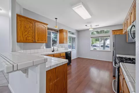 1576 Castle Way, Lemoore, CA 93245 photo 12