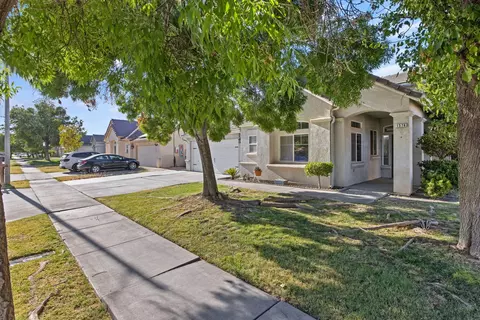 1576 Castle Way, Lemoore, CA 93245 photo 3