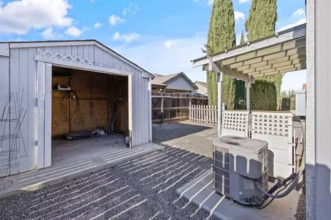 1576 Castle Way, Lemoore, CA 93245 photo 34