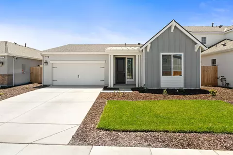 3177 E Sierra Ave, Tulare, CA 93274