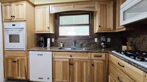 Kitchen - 40951 Old Three Rivers Rd, Three Rivers, CA 93271 photo 2 of 3