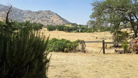 Exterior - 40951 Old Three Rivers Rd, Three Rivers, CA 93271 photo 3 of 7