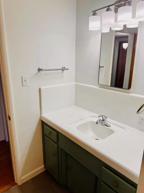 Bath - 3006 E Meadow Ave, Visalia, CA 93292 photo 1 of 6