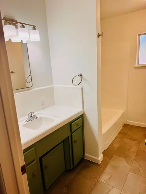 Bath - 3006 E Meadow Ave, Visalia, CA 93292 photo 2 of 6
