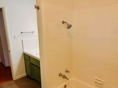 Bath - 3006 E Meadow Ave, Visalia, CA 93292 photo 5 of 6