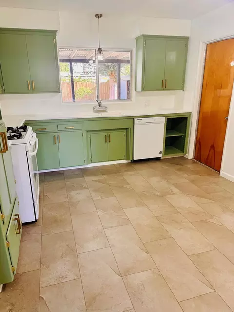 Kitchen - 3006 E Meadow Ave, Visalia, CA 93292 photo 3 of 4