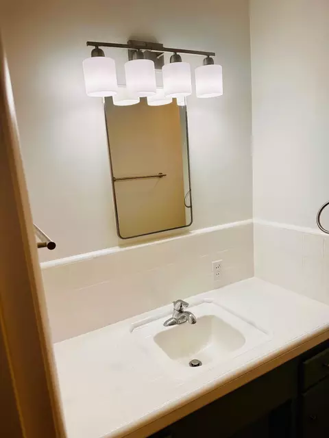 Bath - 3006 E Meadow Ave, Visalia, CA 93292 photo 3 of 6