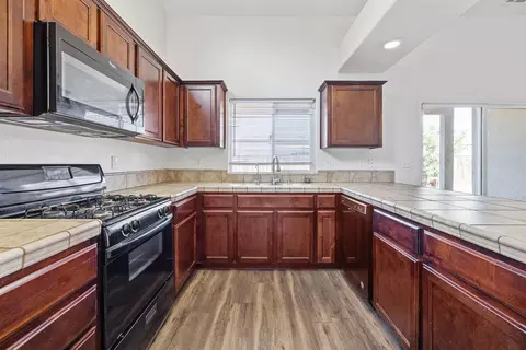 Kitchen - 30925 Eagle St, Visalia, CA 93291 photo 3 of 3