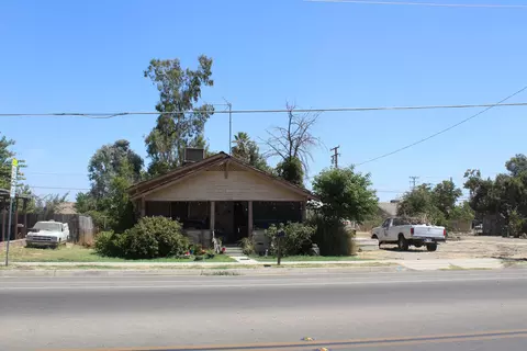 528 N E St, Tulare, CA 93274 photo 2