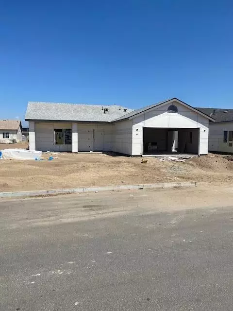 1146 S Royal Oak Pl E, Porterville, CA 93257