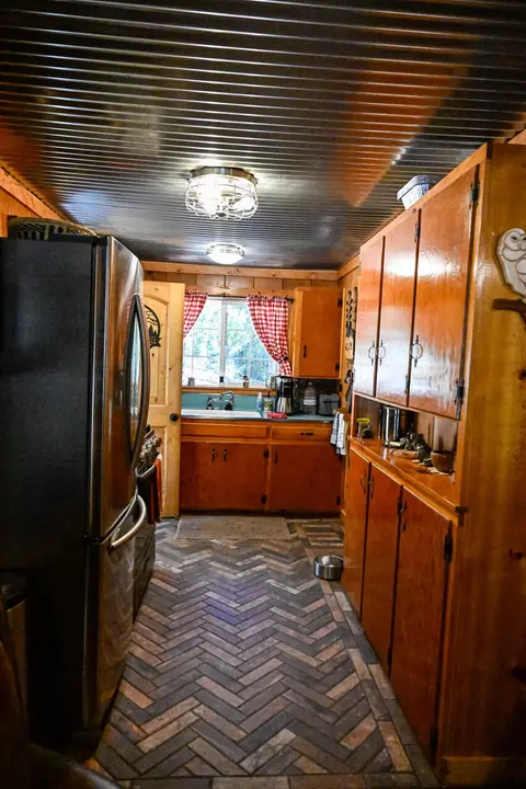 Kitchen - 620 Loop Dr, Springville, CA 93265 photo 3 of 5
