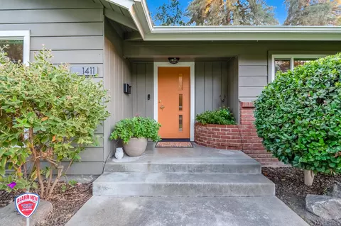 1411 W Meadow Ave, Visalia, CA 93277