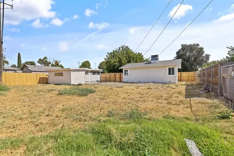 Exterior - 142 G St, Lemoore, CA 93245 photo 9 of 11