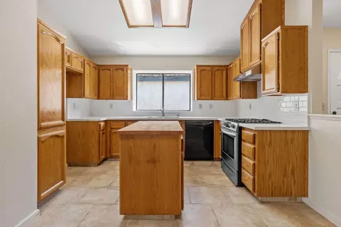 Kitchen - 1714 E Vine Ct, Visalia, CA 93292 photo 2 of 3