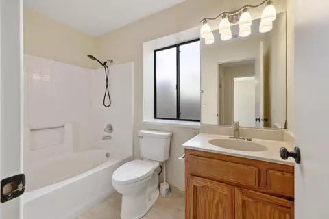 Bath - 1714 E Vine Ct, Visalia, CA 93292 photo 3 of 3