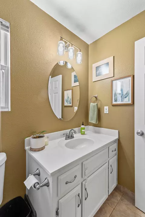 Bath - 2725 N Thomas St, Visalia, CA 93292 photo 2 of 4