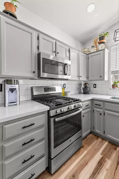 Kitchen - 2725 N Thomas St, Visalia, CA 93292 photo 4 of 6