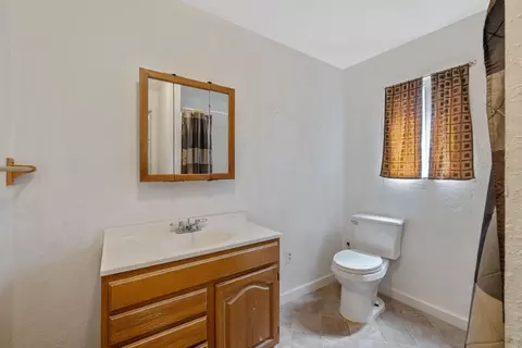 Bath - 720 Orange Ave, Chowchilla, CA 93610 photo 2 of 3