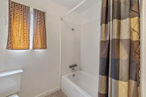 Bath - 720 Orange Ave, Chowchilla, CA 93610 photo 3 of 3