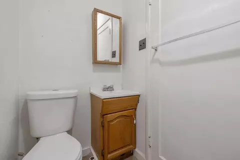 Bath - 720 Orange Ave, Chowchilla, CA 93610 photo 1 of 3