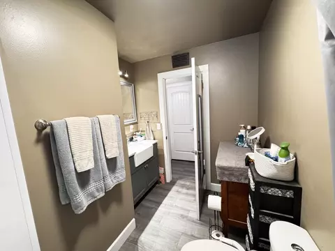 Bath - 60 Willow Ct, Lemoore, CA 93245 photo 10 of 11