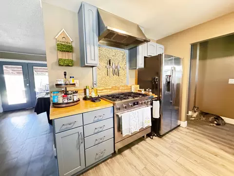 Kitchen - 60 Willow Ct, Lemoore, CA 93245 photo 4 of 5