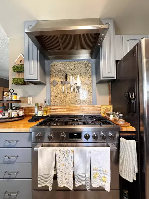 Kitchen - 60 Willow Ct, Lemoore, CA 93245 photo 5 of 5
