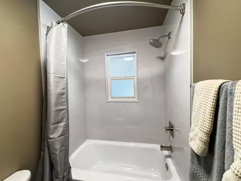 Bath - 60 Willow Ct, Lemoore, CA 93245 photo 9 of 11