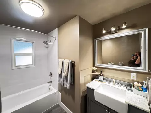 Bath - 60 Willow Ct, Lemoore, CA 93245 photo 7 of 11
