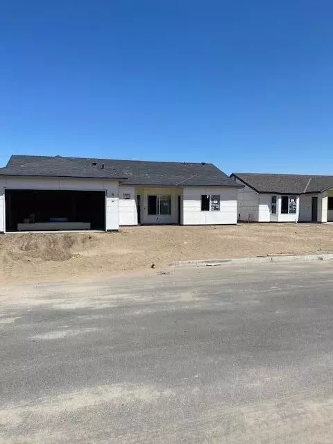 1156 S Royal Oak Pl E, Porterville, CA 93257