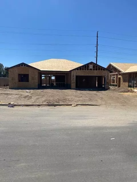 1177 S Royal Oak Ct E, Porterville, CA 93257
