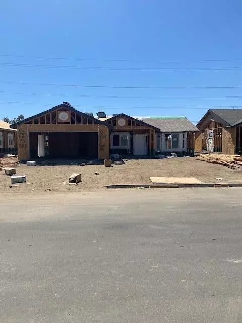 1147 S Royal Oak Ct E, Porterville, CA 93257