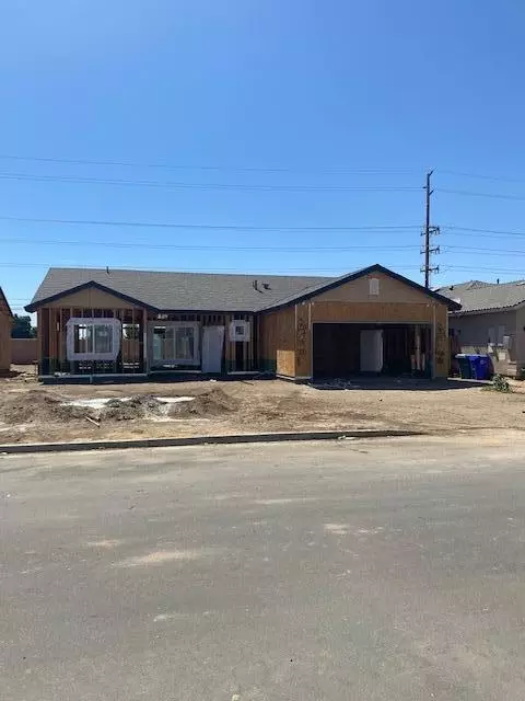 1137 S Royal Oak Ct E, Porterville, CA 93257
