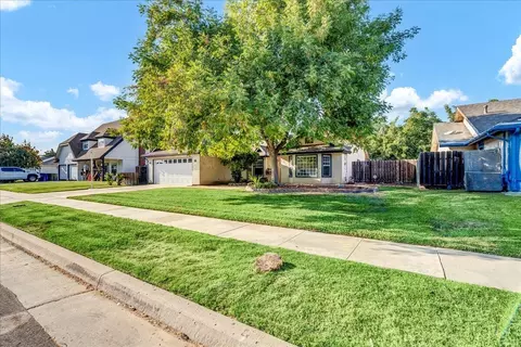 864 Elderwood Ln, Lemoore, CA 93245 photo 3