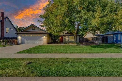 864 Elderwood Ln, Lemoore, CA 93245