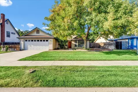 864 Elderwood Ln, Lemoore, CA 93245 photo 2
